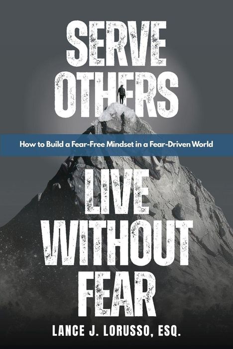 Text: "Serve Others Live Without Fear", "How to Build a Fear-Free Mindset in a Fear-Driven World", "Lance J. LoRusso, Esq." Berggipfel mit Person.