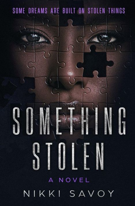 Der Text "SOMETHING STOLEN" ist in Großbuchstaben geschrieben. Das Bild zeigt ein Gesicht hinter einem Puzzle-Muster.