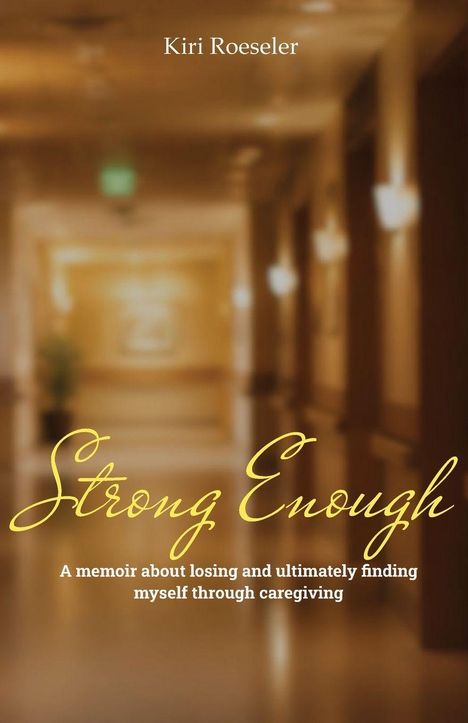 "Strong Enough" von Kiri Roeseler. Untertitel: Ein Memoir über Verlust und Selbstfindung durch Pflege. Unscharfer Flur im Hintergrund.