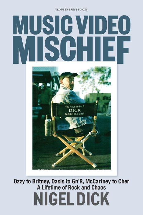„MUSIC VIDEO MISCHIEF“ oben, darunter ein Foto eines Mannes auf einem Regiestuhl mit dem Text: "You Have To Be A DICK To Sit in This Chair."
