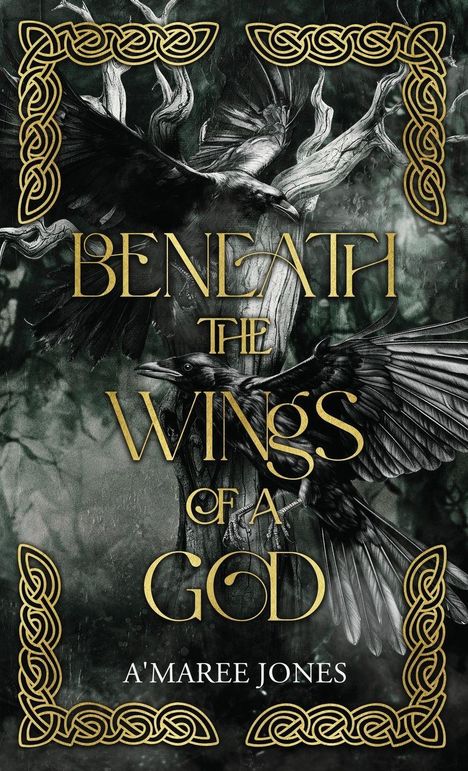 "BENEATH THE WINGS OF A GOD" steht in goldener Schrift. Darunter "A'MAREE JONES". Zwei Raben und keltische Muster verzieren die Szene.