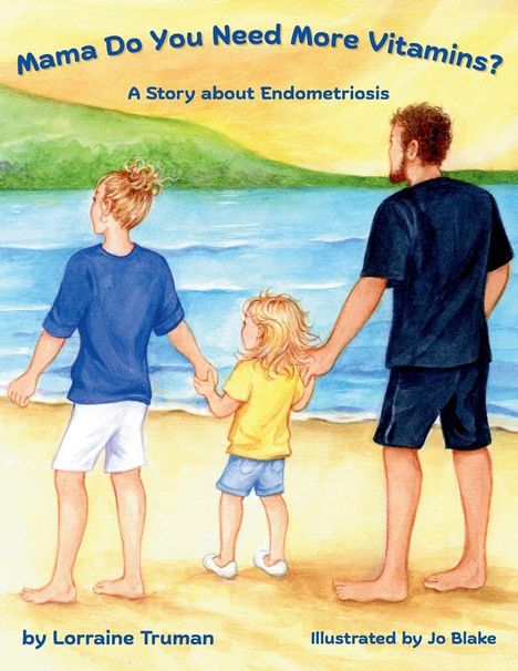 „Mama Do You Need More Vitamins? A Story about Endometriosis“. Ein Paar und ein Kind am Strand, das Wasser betrachtend.