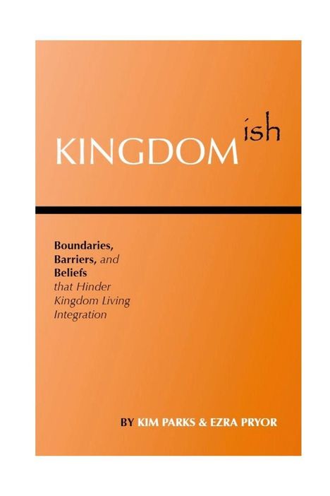 Text: "KINGDOMish" und "Boundaries, Barriers, and Beliefs that Hinder Kingdom Living Integration" von Kim Parks & Ezra Pryor. Orange Hintergrund.
