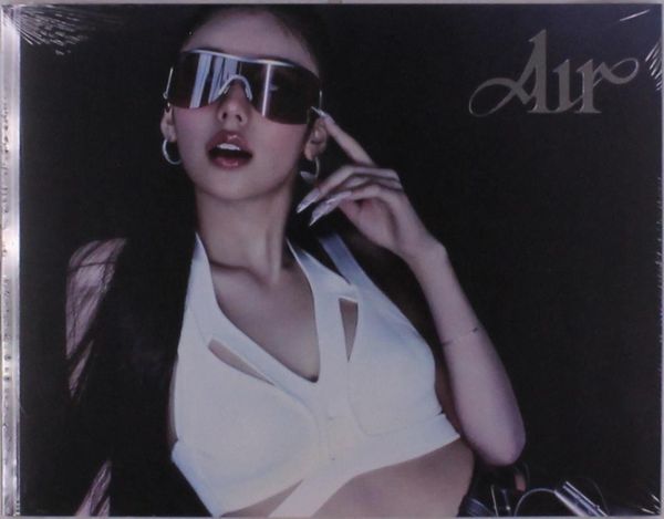 YEJI: Air (Photobook B Ver.) (Limited Edition) (1 CD und 1 Buch)