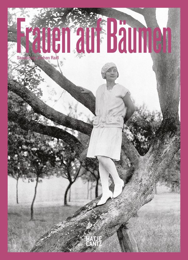 Frauen auf Bäumen: Vintage-Fotografie, Nostalgische Schwarz-Weiß-Bi...