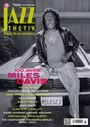 „JAZZTHETIK: Magazin für Jazz und Anderes. 100 Jahre Miles Davis.“ Ein Mann in Lederjacke vor einem Auto.