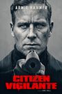 Armie Hammer oben, Citizen Vigilante groß in Rot unten. Nahaufnahme eines Mannes, der eine Waffe hält.