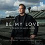 "BE MY LOVE: A Tribute to Mario Lanza" steht auf einem Foto eines Mannes in formeller Kleidung auf einem Dach.