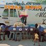 Text: "DAVID ALLAN COE", "TEXAS MOON", "BOYS", "DOG". Eine Gruppe von Personen zeigt ihre Rückseiten, ein Hund steht daneben.
