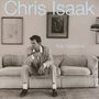 "Chris Isaak" und "Baja Sessions" in hellblauer Schrift. Schwarz-weißes Foto: Mann in Anzug auf einem Sofa.