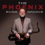 Die Worte "THE PHOENIX, EUGE GROOVE" sind groß geschrieben. Ein Mann im Anzug hält ein Saxophon und lächelt.