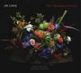 "URI CAINE", "The 7 Generation Principle". Ein opulentes Blumengesteck auf dunklem Hintergrund.