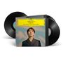 „Seong-Jin Cho, Ravel: The Complete Solo Piano Works.“ Zwei schwarze Schallplatten und ein Cover mit einem Mann in Anzug.