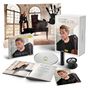 "David Garrett Immortal" steht auf mehreren CD-Covern und einer Box. Es zeigt einen Mann mit Geige. Ein Klavier ist im Hintergrund.