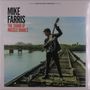 "MIKE FARRIS - THE SOUND OF MUSCLE SHOALS. Mann mit Gitarre auf alter Brücke, Hintergrund: Fluss und bewaldete Ufer."