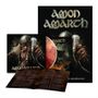 Text: "Amon Amarth", "The Great Heathen Army". Viking mit Helm und Trinkhorn, zeigt Autorität und Kraft.