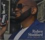 „Ruben Studdard“ und „The Way I Remember It“. Person hält ein Mikrofon, trägt Sonnenbrille und blauen Anzug.