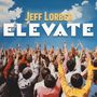"Jeff Lorber, Elevate" in großen Buchstaben über einer Menschenmenge mit erhobenen Händen und blauem Himmel im Hintergrund.