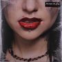 Aufschrift: „Escape the Fate“. Nahaufnahme eines Gesichts mit roten Lippen, Piercings und dunkler Halskette.