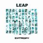 Text: LEAP, ENTROPY. Vier Personen vor vielen Röntgenbildern, in Weiß gekleidet.