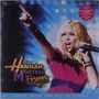 „Hannah Montana Forever“, „Songs from the Hit TV Series“. Eine Person in pink mit Mikrofon auf einer Bühne.