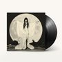 Keine Texte sichtbar. Schallplatte und Albumcover mit Frau in langem Kleid vor großem Vollmond.
