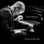 Text: "Brad Mehldau, Fantasy & Reveries." Ein Mann spielt nachdenklich Klavier. Schwarz-weiße Fotografie.
