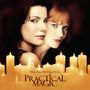 „Practical Magic“ in roter Schrift. Zwei Frauen nah beieinander, umgeben von brennenden Kerzen. Mystische Atmosphäre.