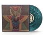 In der Mitte steht der Text "QUANTUM". Daneben ein bläulich-grünes Vinyl und eine Illustration eines Pharaos auf einem Thron.