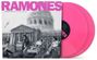 „RAMONES“ in großer Schrift, „Summer in the City“ darunter. Schwarzweißes Konzertfoto vor einem Gebäude, zwei pinke Schallplatten.