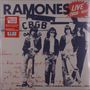 RAMONES. Live CBGB 1977. Vier Personen, Lederjacken, Gitarren. Rote und weiße Texte, Hintergrund mit Logo.