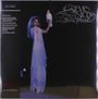 STEVE NICKS BELLA DONNA. Frau in weißem Kleid hält weißen Vogel, schwarzer Hintergrund, elegant geschwungener Schriftzug.