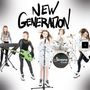 "NEW GENERATION" in schwarzer Schrift. Fünf Mädchen in einer Band, singen und spielen Instrumente wie Gitarre, Keyboard, Schlagzeug.