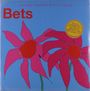 Text oben: "Juliana Hatfield • Eric Payne". Groß "Bets". Illustration: Zwei stilisierte rosa Blumen mit roten Zentren auf blauem Hintergrund.