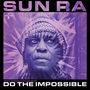 "Sun Ra", "Do the Impossible". Ein markantes Porträt in Violetttönen eines Mannes mit Kopfbedeckung, umgeben von Strahlen.