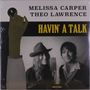 Texte: "Melissa Carper", "Theo Lawrence", "Havin' a Talk". Schwarz-weiß-Foto von zwei Personen mit Mikrofon, eine Person trägt Hut.