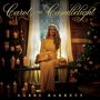 "Carols and Candlelight Deluxe" steht oben, "Gabby Barrett" unten. Eine Frau in einem langen, gelben Kleid sitzt zwischen Kerzen.
