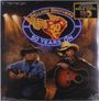 "Bellamy Brothers 50 Years On" steht in Neon über zwei Männern mit Gitarren, die Cowboyhüte tragen. Oberes Etikett: Limited Edition.