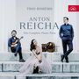 "TRIO BOHÉMO, ANTON REICHA, The Complete Piano Trios". Drei Musiker sitzen bzw. stehen mit ihren Instrumenten auf Stufen.