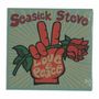„Seasick Steve“, „Love & Peace“. Illustration einer Hand mit Rosenstiel, die das Friedenszeichen macht.
