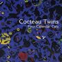"Cocteau Twins, Four-Calendar Café" steht in weißer Schrift auf einem blauen Hintergrund mit bunten, abstrakten Formen.
