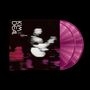 Text: „KIM DEAL Live 01. March 2025 BARBICAN London“. Verschwommenes Bild einer Person mit Gitarre, zwei magenta Schallplatten.
