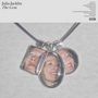 "Julia Jacklin", "The Gem", "Brand New", "God Sometimes". Drei Anhänger mit dem Gesicht einer Frau an einer Kette.