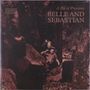 "A Bit of Previous, Belle and Sebastian". Zwei Kinder zwischen großen Felsen in einem waldähnlichen Gebiet.