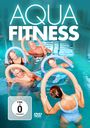 "AQUA FITNESS" in großen Buchstaben. Menschen in einem Pool halten bunte Schwimmnudeln, fröhlicher Gesichtsausdruck.