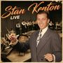 "Stan Kenton LIVE". Ein lachender Mann dirigiert ein Orchester auf einer Bühne. Er trägt einen nadelgestreiften Anzug.
