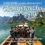 "Trompetenecho der Berge" zeigt Musiker in traditioneller Kleidung auf einem Boot vor einer bergigen Landschaft.