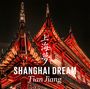 Text: „Shanghai Dream, Tian Jiang“. Traditionelle, rot beleuchtete chinesische Architektur, abends betrachtet.