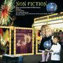 „Non Fiction, drei remasterte Alben: Preface, In The Know, It's a Wonderful Lie. Kinder vor beleuchteten Tafeln.“