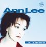 Text: "Ann Lee", "2 Times", "Limited Coloured Vinyl". Nahaufnahme einer Frau mit kurzen, dunklen Haaren und hellem Hintergrund.